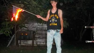 El joven supremacista fue grabado por las cámaras de seguridad en un estudio bíblico antes del asesinato de 9 personas.