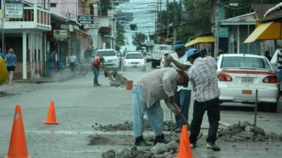 Las cuadrillas de la alcaldía siguen trabajando, a pesar de que no se les ha pagado.