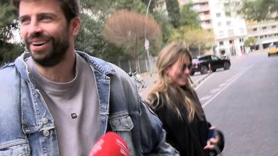 Gerard Piqué y Clara Chía Martí, muy sonrientes por las calles de Barcelona mientras eran abordados por el periodista de Europa Press.