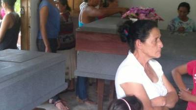 Los cuerpos de Francisco Pérez, Dilma Xiomara García y su hijo José Wilmer Pérez fueron velados en una vivienda de la aldea California cuyos vecinos siguen consternados.