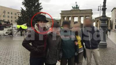 Al lado izquierdo la víctima, atacada a tiros en la ciudad de El Progreso, Yoro, zona norte de Honduras.