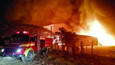 En el combate a la conflagración participaron 40 bomberos de estaciones de cinco ciudades.