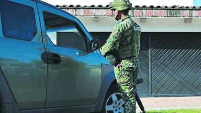 Los militares buscan a “El Chapo” Guzmán.