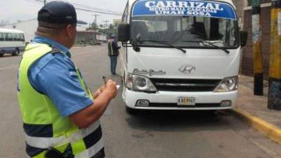 Los conductores de buses de Tegucigalpa son evaluados con pruebas de alcoholemia y drogas.