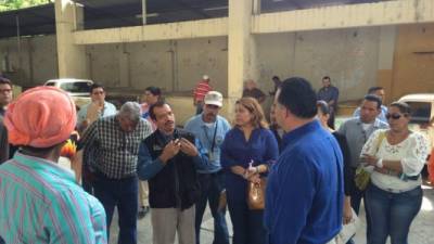 El alcalde de San Pedro Sula, Armando Calidonio, hace recorrido en el estadio Morazán este viernes.