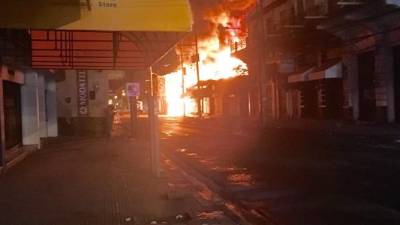 El incendio en el mercado central de San Pedro Sula inició a eso de las 3:30 de la madrugada.