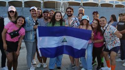 Un grupo de nicaragüenses previo al concierto de Bad Bunny.