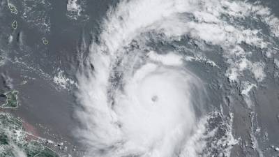 Beryl, el primer huracán de la temporada atlántica de 2024, se convierte en una “extremadamente peligrosa” tormenta categoría 4, amenazando a las Antillas.