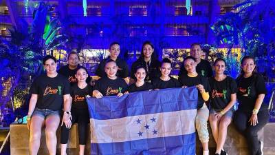 El equipo hondureño posó orgullosamente con la bandera de nuestro país.