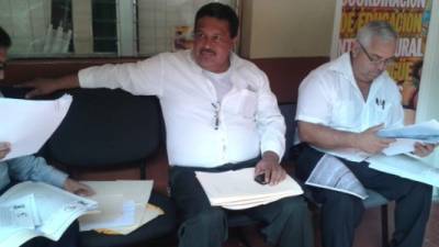 Los docentes llevaron al departamento legal de oficinas de Educación de Cortés los documentos que dicen que acredita su inocencia.