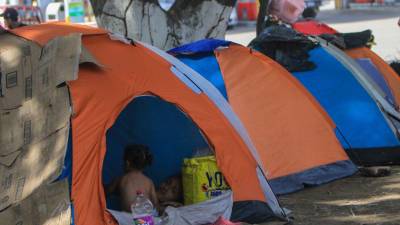 Adultos y niños son expuestos a los riesgos de la migración irregular por intentar cumplir su sueño americano.