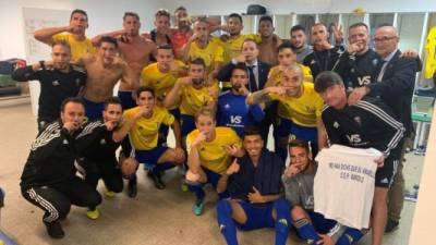 La imagen posada de los jugadores del Cádiz en el vestuario tras ganarle al Racing de Santander.