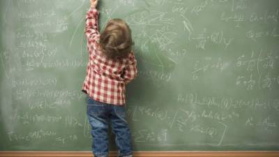 Es importante brindarle al niño artículos diseñados para zurdos; por ejemplo, pupitres y tijeras.