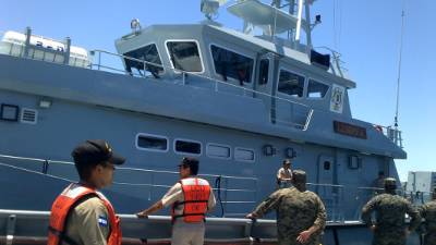 La embarcación que viajó desde Holanda atracó ayer en Puerto Castilla