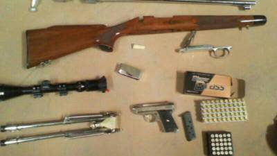 Un fusil, pistola, municiones y una mira telescópica se encontró en la caja.