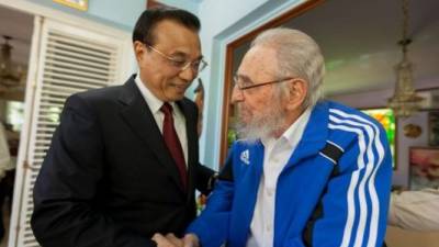 El expresidente cubano Fidel Castro sacude las manos con el premier chino, Li Keqiang durante una reunión en La Habana. AFP