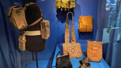 La muestra hace un recorrido de esta moda poco apreciada muchas veces, pero igual de esencial que una joya en un 'outfit'. Fotos EFE