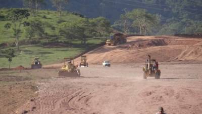 La maquinaria trabaja en la compactación del suelo para echarle el concreto.Foto: Mariela Tejada