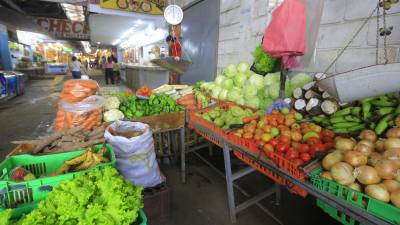 En mercados locales como el Dandy, los comerciantes reportan precios elevados en vegetales, carnes y lácteos.