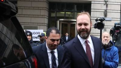 Richard Gates sale de una corte federal tras la audiencia de este día en Washington.