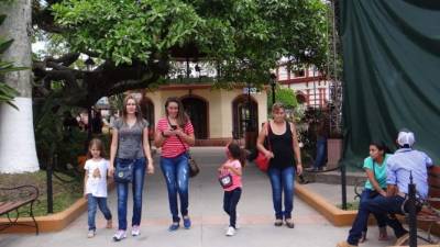 Los turistas nacionales en el parque.
