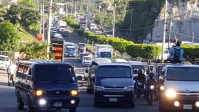 Al menos unas 50 unidades de estos buses se hallan concentrados en la caravana que se dirige al Congreso Nacional.