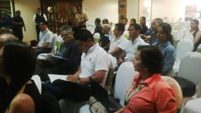 Asistentes en la firma.