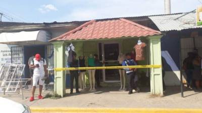 Dentro de este negocio quedaron los cuerpos del policía y de su novia.