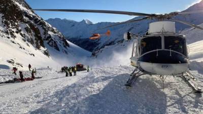 La avalancha, una gran masa de nieve con un ancho de unos 150 metros y una longitud de unos 500 metros, se precipitó sobre una ladera y afectó a varios esquiadores del grupo alemán, integrado por dos familias.