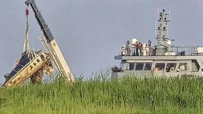 Momentos en que extraen los pedazos del avión accidentado en Roatán.
