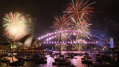 <b>Sídney, Australia</b>, dio la bienvenida al Año Nuevo con su ya tradicional y deslumbrante espectáculo de fuegos artificiales en el puerto, uno de los primeros festejos del mundo en marcar el inicio del nuevo año.