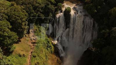 El agua se ha convertido en protagonista del paisaje en la zona del lago de Yojoa. Las intensas lluvias de las últimas semanas han elevado los niveles de ríos, quebradas y embalses, mientras las cataratas de Pulhapanzak exhiben la fuerza de sus caídas de agua.