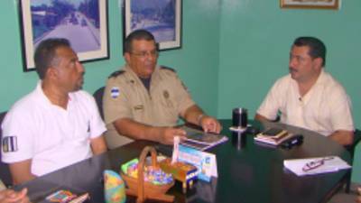 Los bomberos de Puerto Cortés entregaron el plan de emergencias al alcalde Allan Ramos.