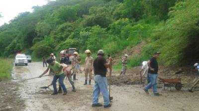 Los bomberos y los pobladores retiraron los escombros.