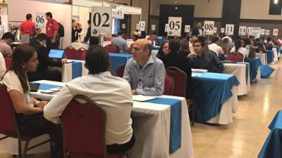 Decenas de compañías participan en la rueda de negocios para concretar acuerdos con empresarios de diversos rubros.