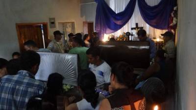 Decenas de familiares y amigos se congregaron en la casa de los ahora occisos para darles el último adiós.