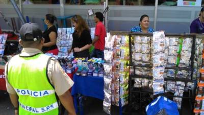 Policías Municipales de San Pedro Sula participan del operativo de reordenamiento en el centro.