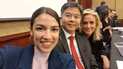 La joven legisladora es reconocida por su habilidad en el uso de las redes sociales, incluso hasta enseña a sus compañeros de cámara a cómo tomarse selfies.