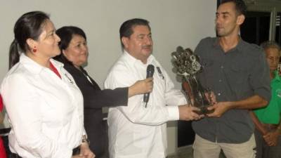 Allan Ramos, alcalde de Puerto Cortés, hace entrega del premio Municipio Verde 2015 en la categoría de investigación al biólogo Einstein Flores.