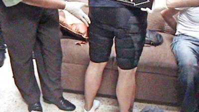 Los dólares los llevaban adheridos en la cintura, caderas y piernas.