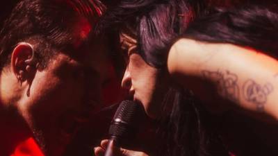 En los últimos meses, los comentarios sobre la vida sentimental de Cazzu volvieron a ocupar titulares y conversaciones en redes sociales. La artista argentina, quien vivió una relación ampliamente expuesta con el cantante mexicano Christian Nodal, estaría atravesando una nueva etapa personal marcada por la cercanía con alguien de su entorno profesional.