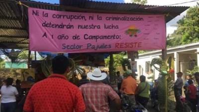 Los manifestantes durante la protesta de hoy lunes en la carretera hacia El Progreso y Tela.