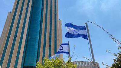 Fotografía muestra las banderas nacionales de Honduras y e Israel, en la embajada hondureña en Jerusalén.