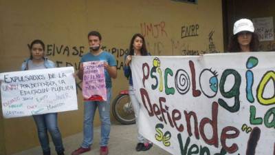 Los jóvenes acusan a las autoridades de la Unah de haberlos expulsado injustamente por reclamar sus derechos.