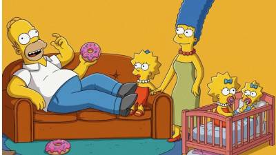Durante más de tres décadas, Los Simpson han construido un universo donde nada parece definitivo. Personajes entran y salen, algunos mueren, otros reaparecen, y unos pocos logran convertirse en símbolos culturales que trascienden la pantalla chica. En ese ecosistema cambiante, Springfield vuelve a sorprender a sus seguidores con una decisión que marca época.