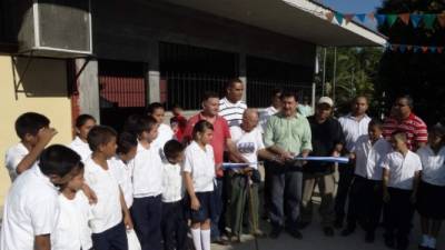 Autoridades municipales, padres de familia y niños de la escuela Luis Landa proceden al corte de la cinta de la obra.