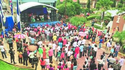 Ayer por la tarde bailaron al ritmo del grupo Kazzabe