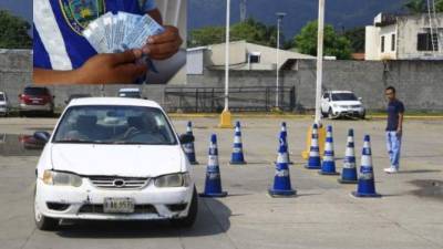 Una prueba teórica y una práctica deben superar los aspirantes para obtener su documento por primera vez.