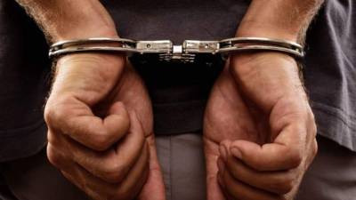 Al capturado se le decomisó una mochila conteniendo en su interior dos bolsas plásticas con hierba seca, supuesta marihuana.