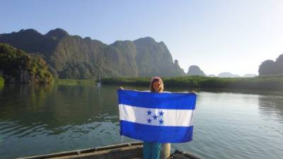 A donde quiera que va, la joven trata de dar a conocer y poner en alto a Honduras.